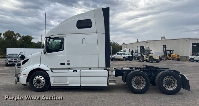 image for item EU6112 2022 Volvo VNR semi truck