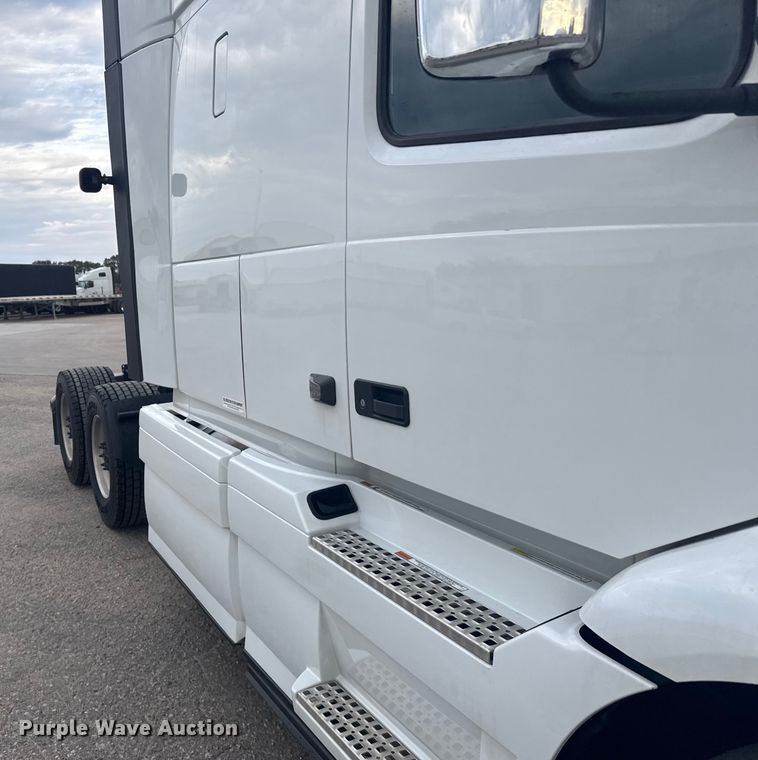 image for item EU6112 2022 Volvo VNR semi truck