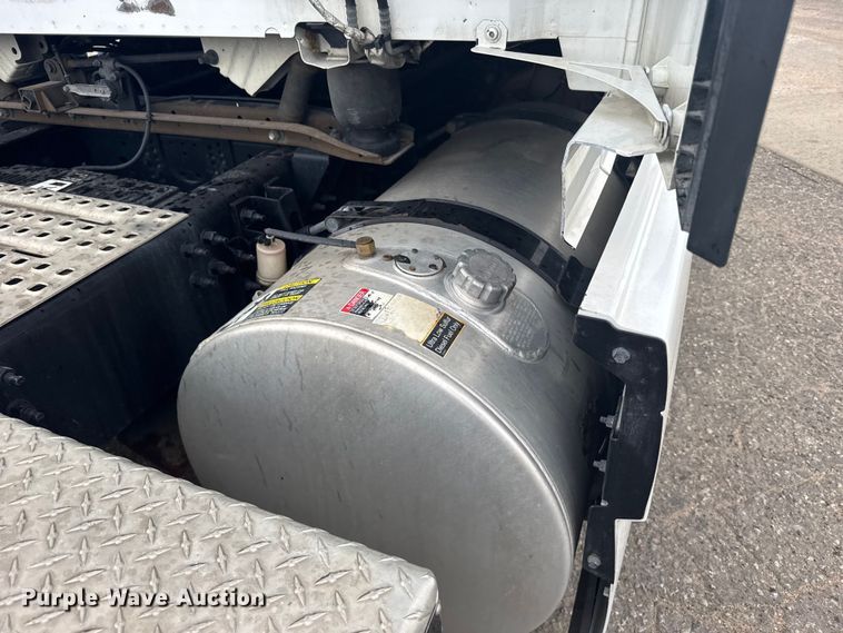 image for item EU6112 2022 Volvo VNR semi truck