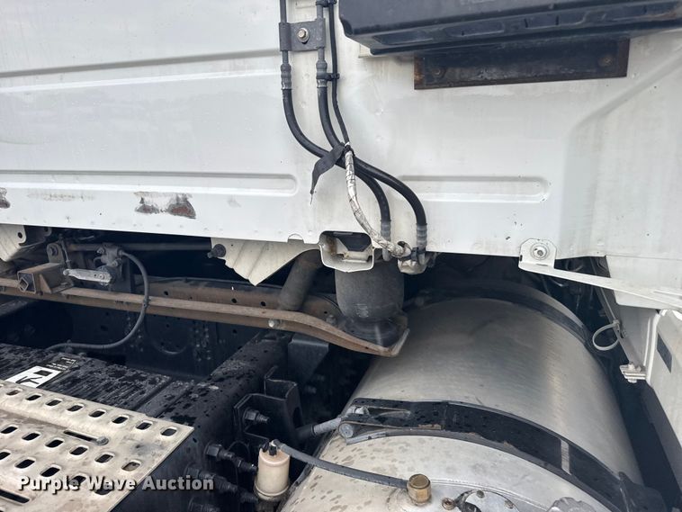 image for item EU6112 2022 Volvo VNR semi truck