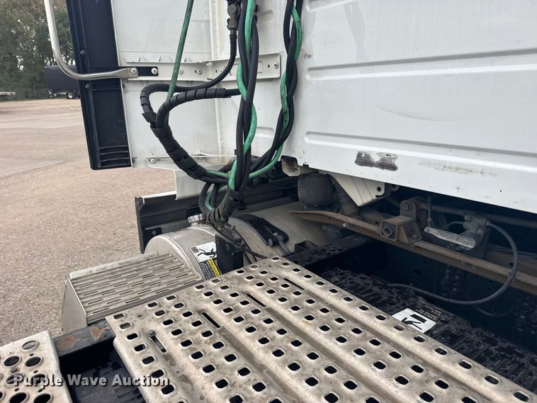 image for item EU6112 2022 Volvo VNR semi truck