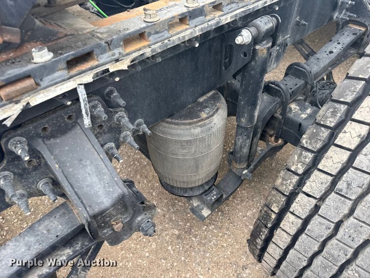 image for item EU6112 2022 Volvo VNR semi truck