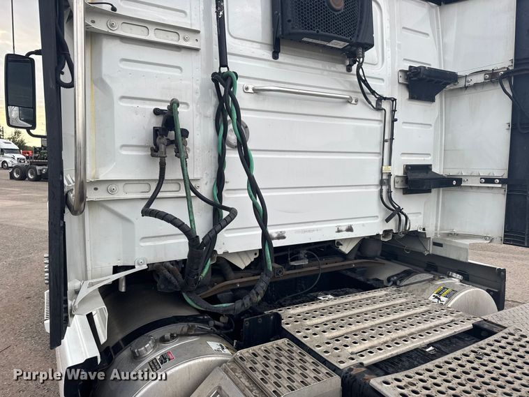 image for item EU6112 2022 Volvo VNR semi truck