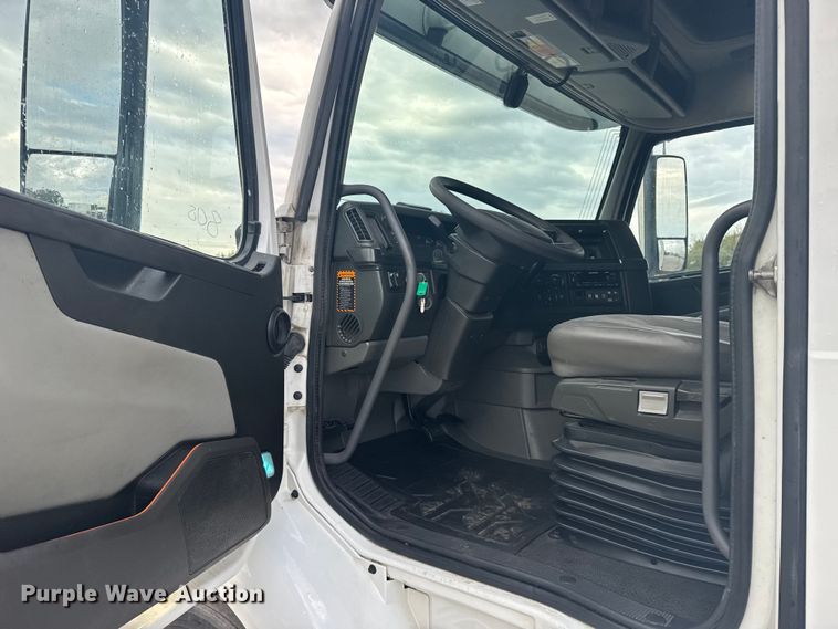 image for item EU6112 2022 Volvo VNR semi truck