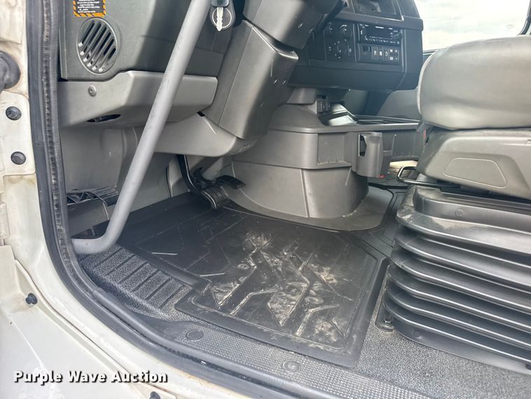 image for item EU6112 2022 Volvo VNR semi truck