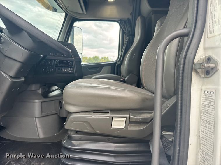 image for item EU6112 2022 Volvo VNR semi truck