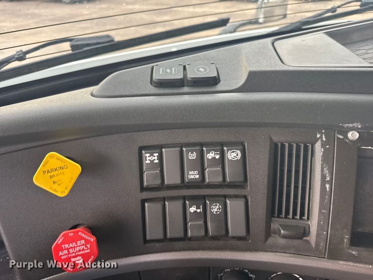 image for item EU6112 2022 Volvo VNR semi truck