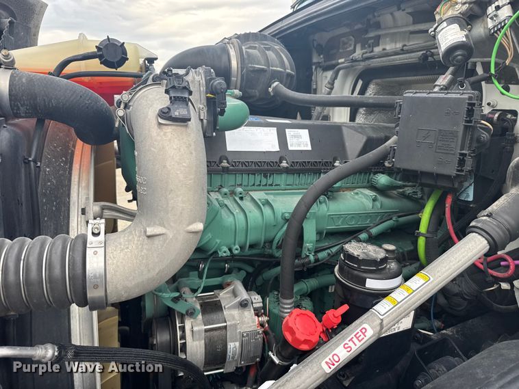image for item EU6112 2022 Volvo VNR semi truck