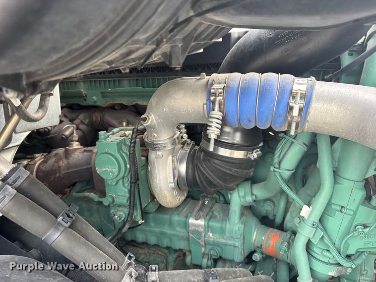 image for item EU6112 2022 Volvo VNR semi truck