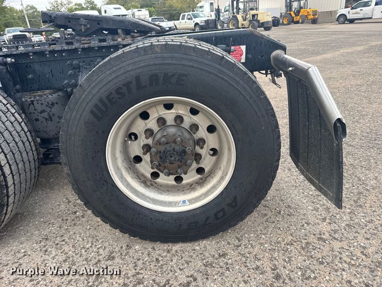 image for item EU6112 2022 Volvo VNR semi truck