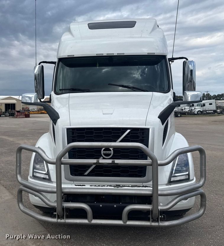 image for item EU6113 2022 Volvo VNR semi truck