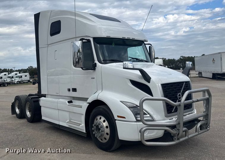image for item EU6113 2022 Volvo VNR semi truck