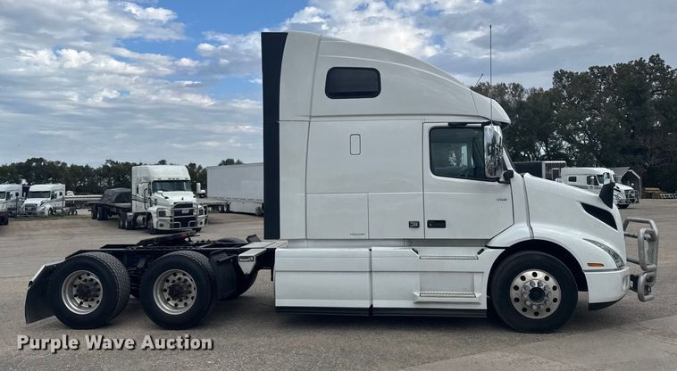 image for item EU6113 2022 Volvo VNR semi truck