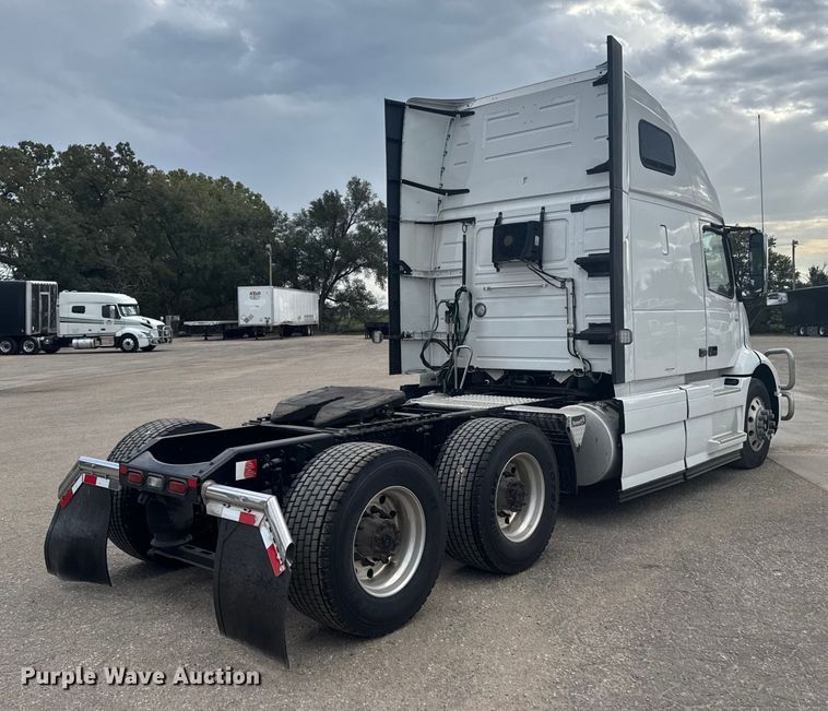 image for item EU6113 2022 Volvo VNR semi truck