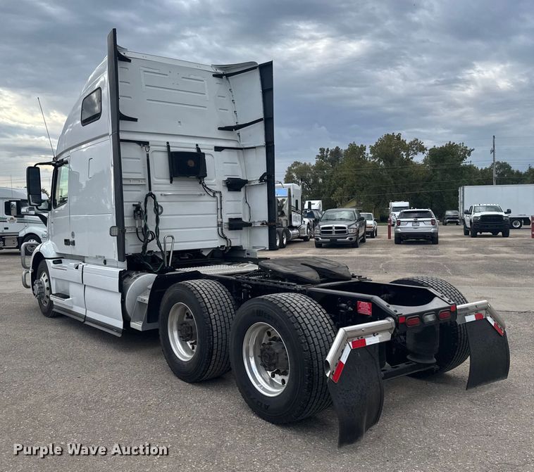 image for item EU6113 2022 Volvo VNR semi truck