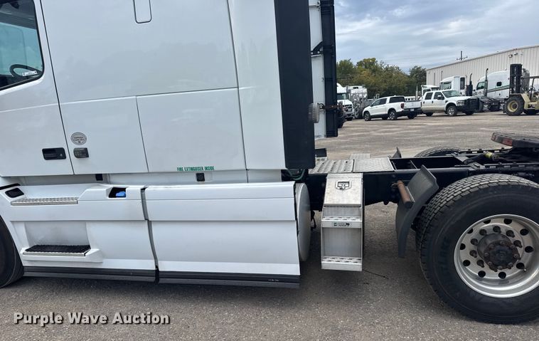 image for item EU6113 2022 Volvo VNR semi truck
