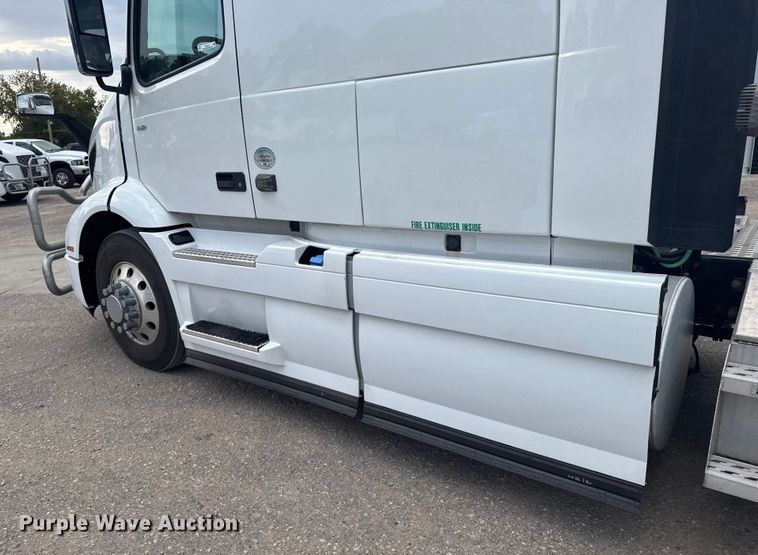 image for item EU6113 2022 Volvo VNR semi truck
