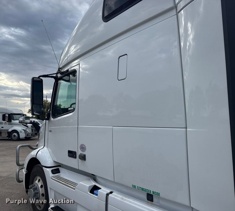 image for item EU6113 2022 Volvo VNR semi truck