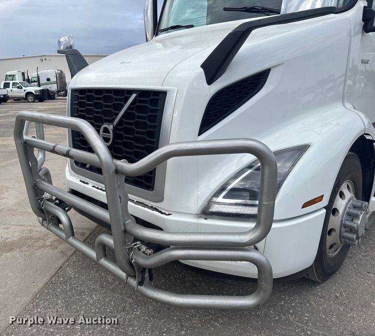 image for item EU6113 2022 Volvo VNR semi truck