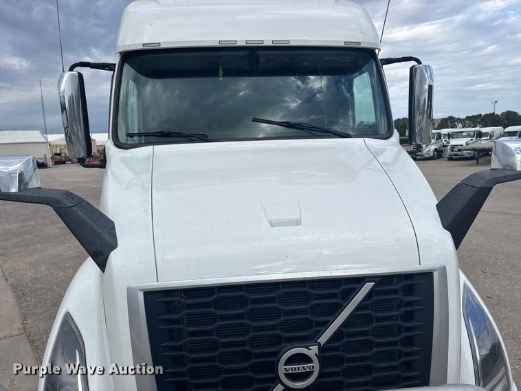 image for item EU6113 2022 Volvo VNR semi truck