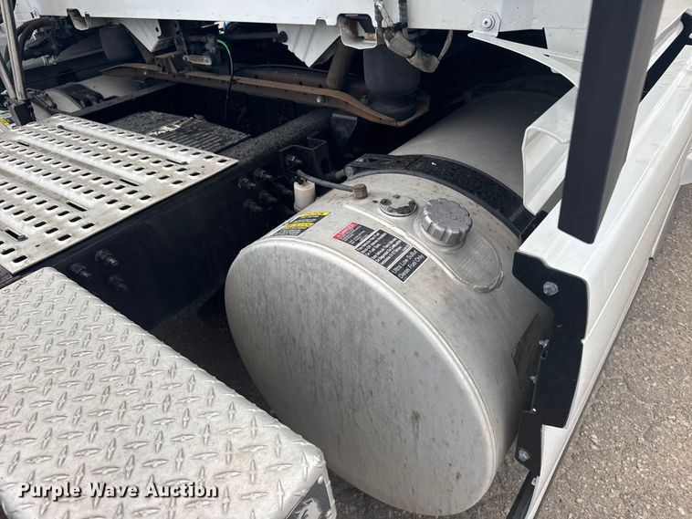 image for item EU6113 2022 Volvo VNR semi truck