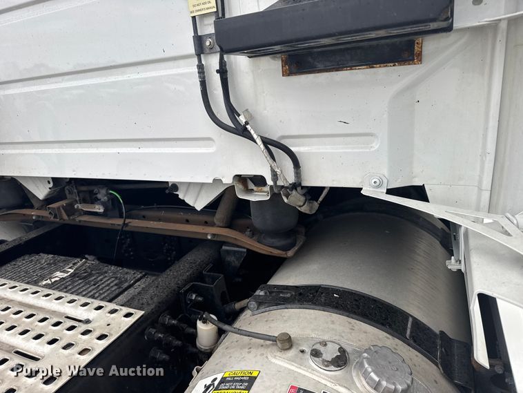 image for item EU6113 2022 Volvo VNR semi truck