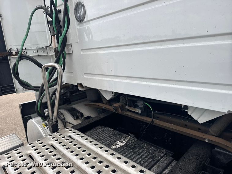 image for item EU6113 2022 Volvo VNR semi truck