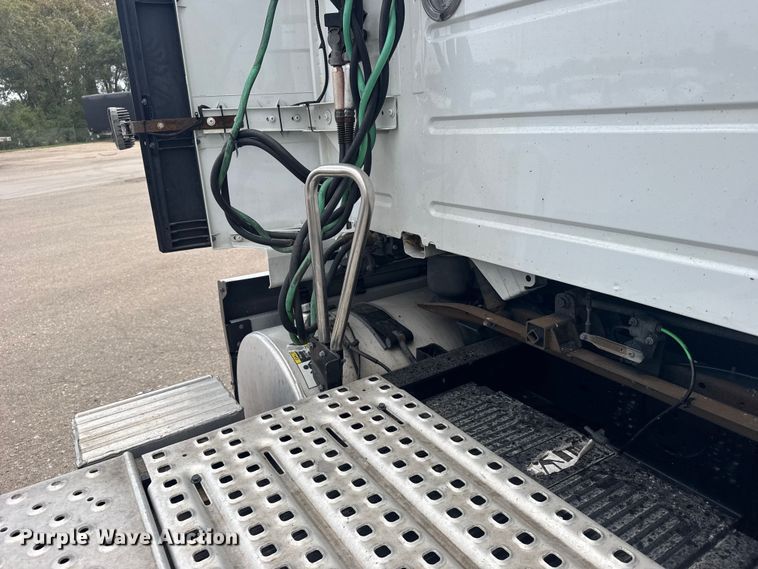 image for item EU6113 2022 Volvo VNR semi truck