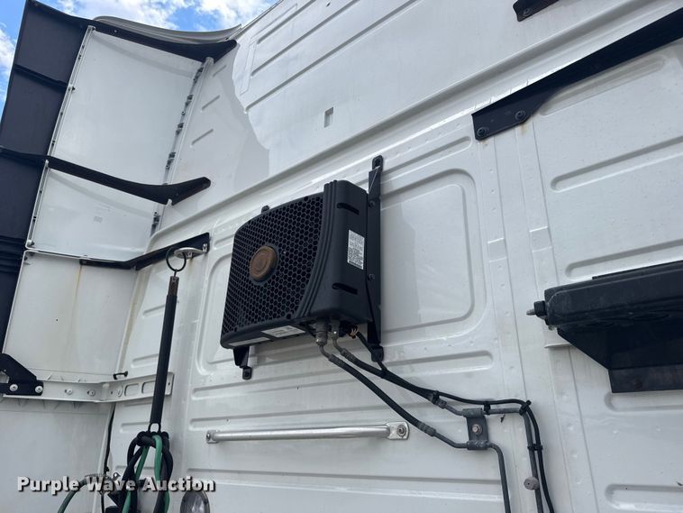 image for item EU6113 2022 Volvo VNR semi truck