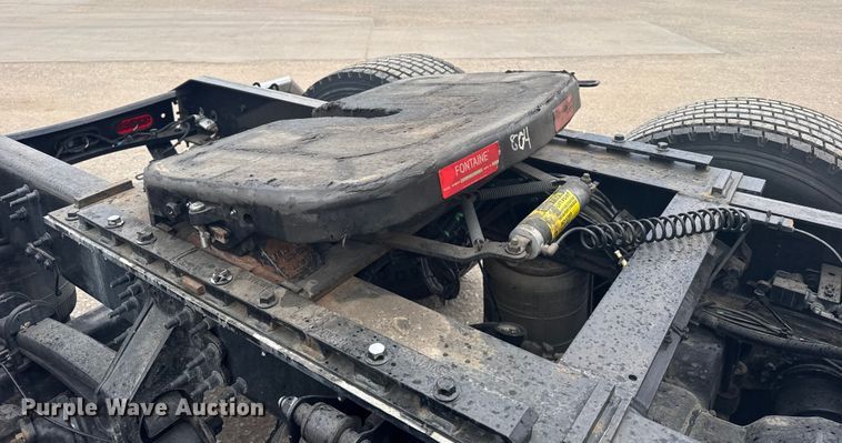 image for item EU6113 2022 Volvo VNR semi truck