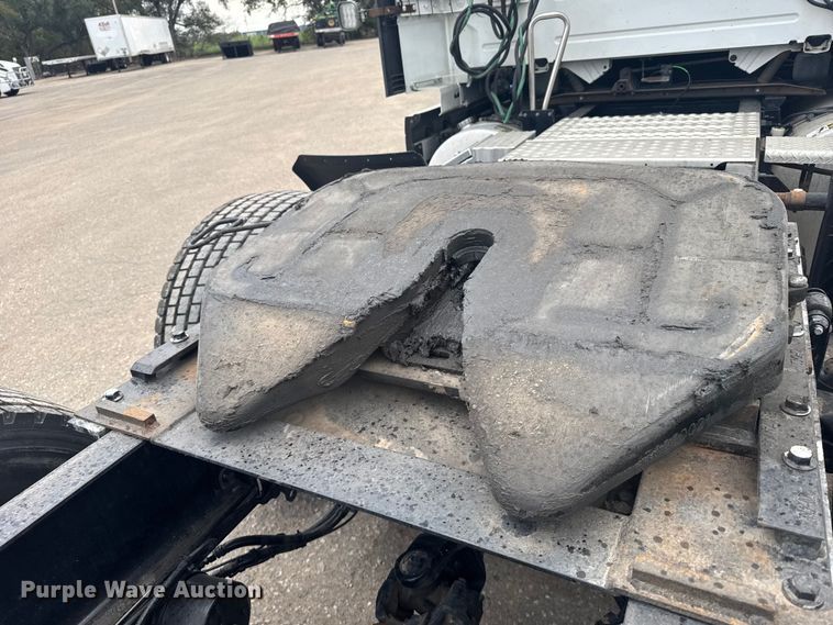 image for item EU6113 2022 Volvo VNR semi truck