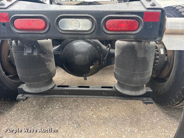 image for item EU6113 2022 Volvo VNR semi truck