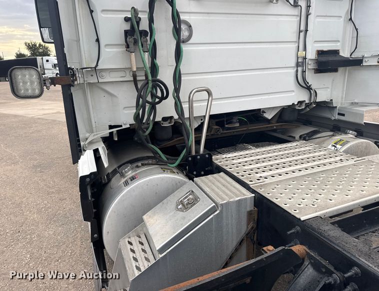 image for item EU6113 2022 Volvo VNR semi truck