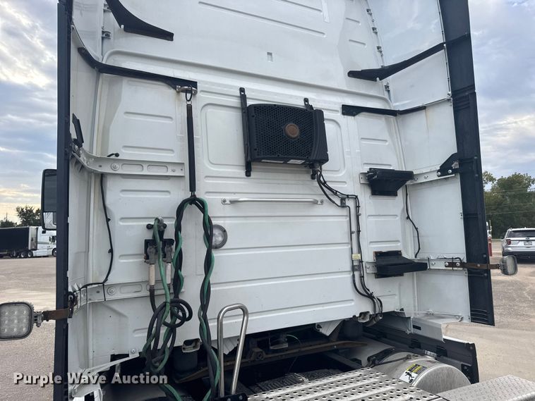 image for item EU6113 2022 Volvo VNR semi truck