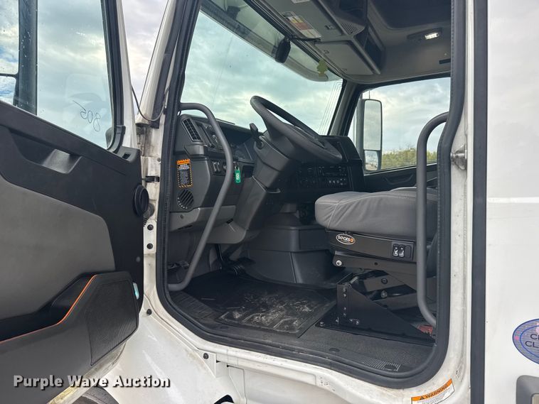 image for item EU6113 2022 Volvo VNR semi truck