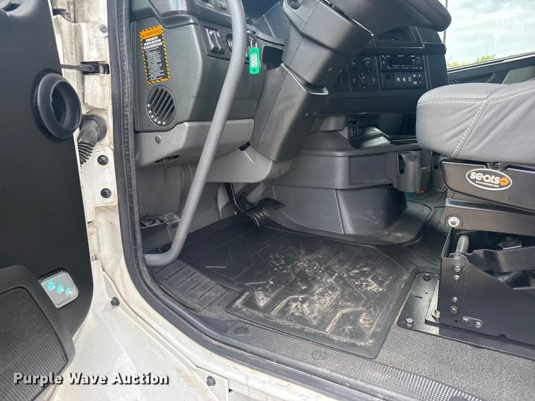 image for item EU6113 2022 Volvo VNR semi truck