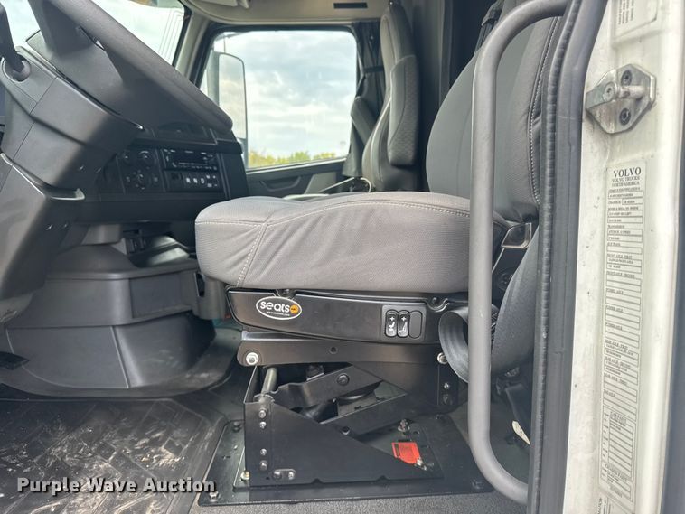 image for item EU6113 2022 Volvo VNR semi truck