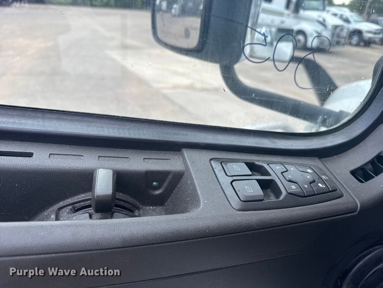 image for item EU6113 2022 Volvo VNR semi truck