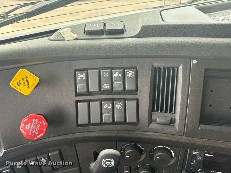 image for item EU6113 2022 Volvo VNR semi truck