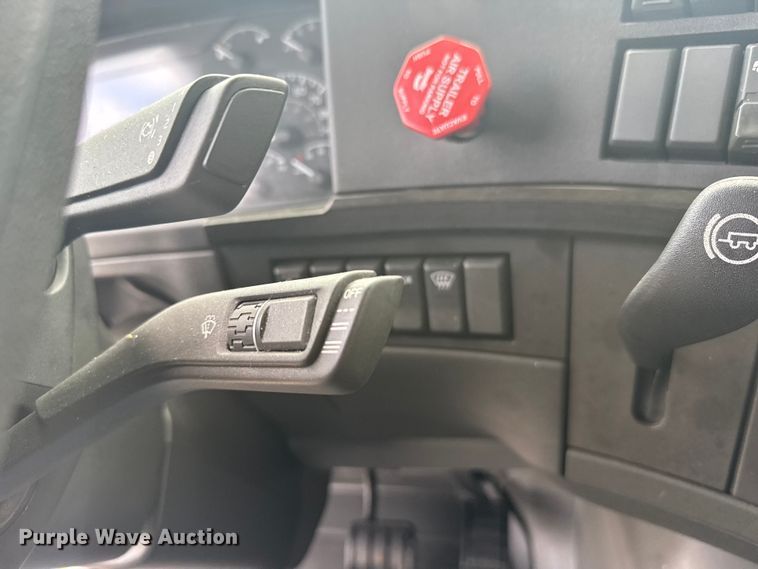 image for item EU6113 2022 Volvo VNR semi truck