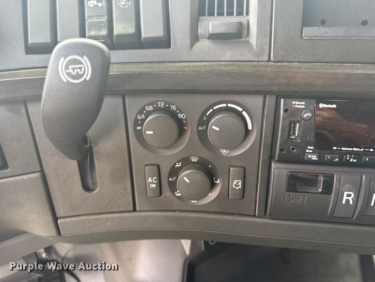 image for item EU6113 2022 Volvo VNR semi truck