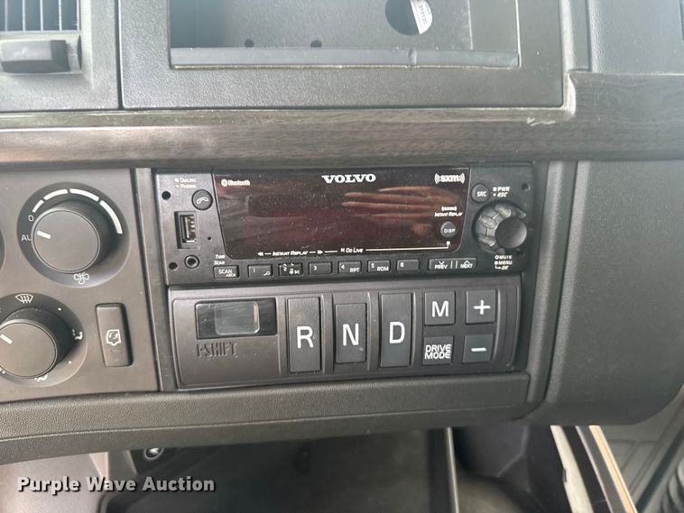 image for item EU6113 2022 Volvo VNR semi truck