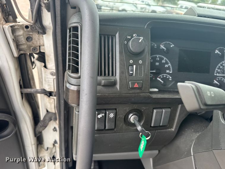 image for item EU6113 2022 Volvo VNR semi truck