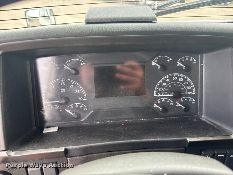 image for item EU6113 2022 Volvo VNR semi truck