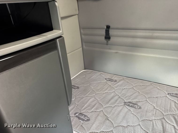 image for item EU6113 2022 Volvo VNR semi truck