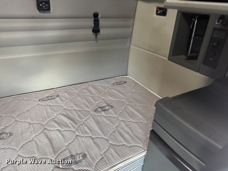 image for item EU6113 2022 Volvo VNR semi truck