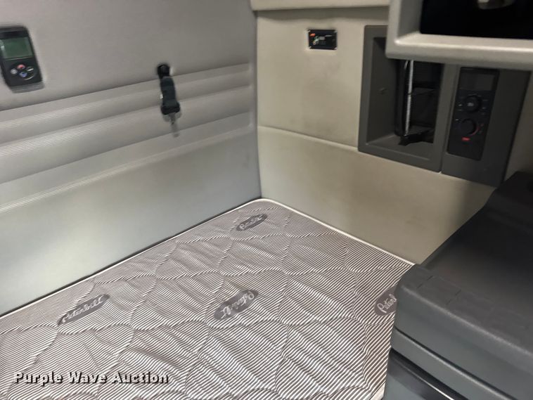 image for item EU6113 2022 Volvo VNR semi truck