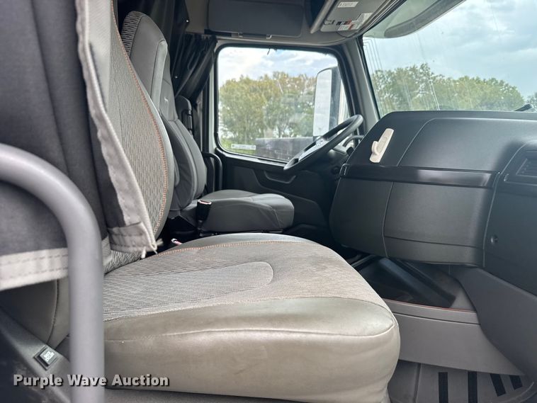 image for item EU6113 2022 Volvo VNR semi truck