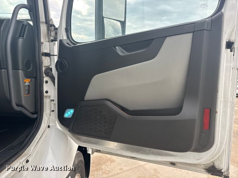 image for item EU6113 2022 Volvo VNR semi truck