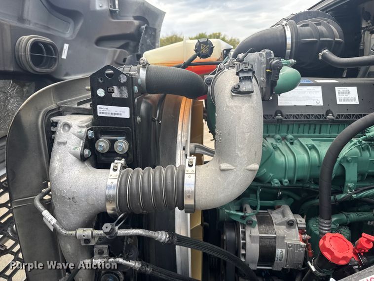 image for item EU6113 2022 Volvo VNR semi truck